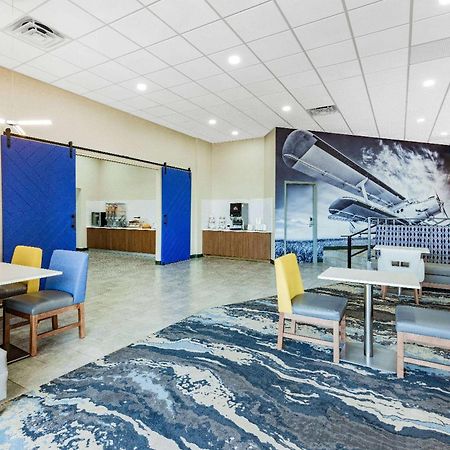 Wingate By Wyndham Wichita Airport Hotel Exterior foto