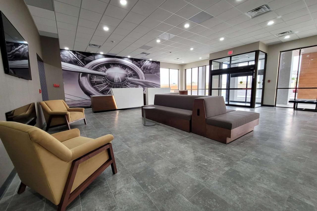 Wingate By Wyndham Wichita Airport Hotel Exterior foto