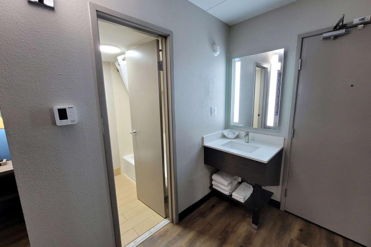 Wingate By Wyndham Wichita Airport Hotel Exterior foto
