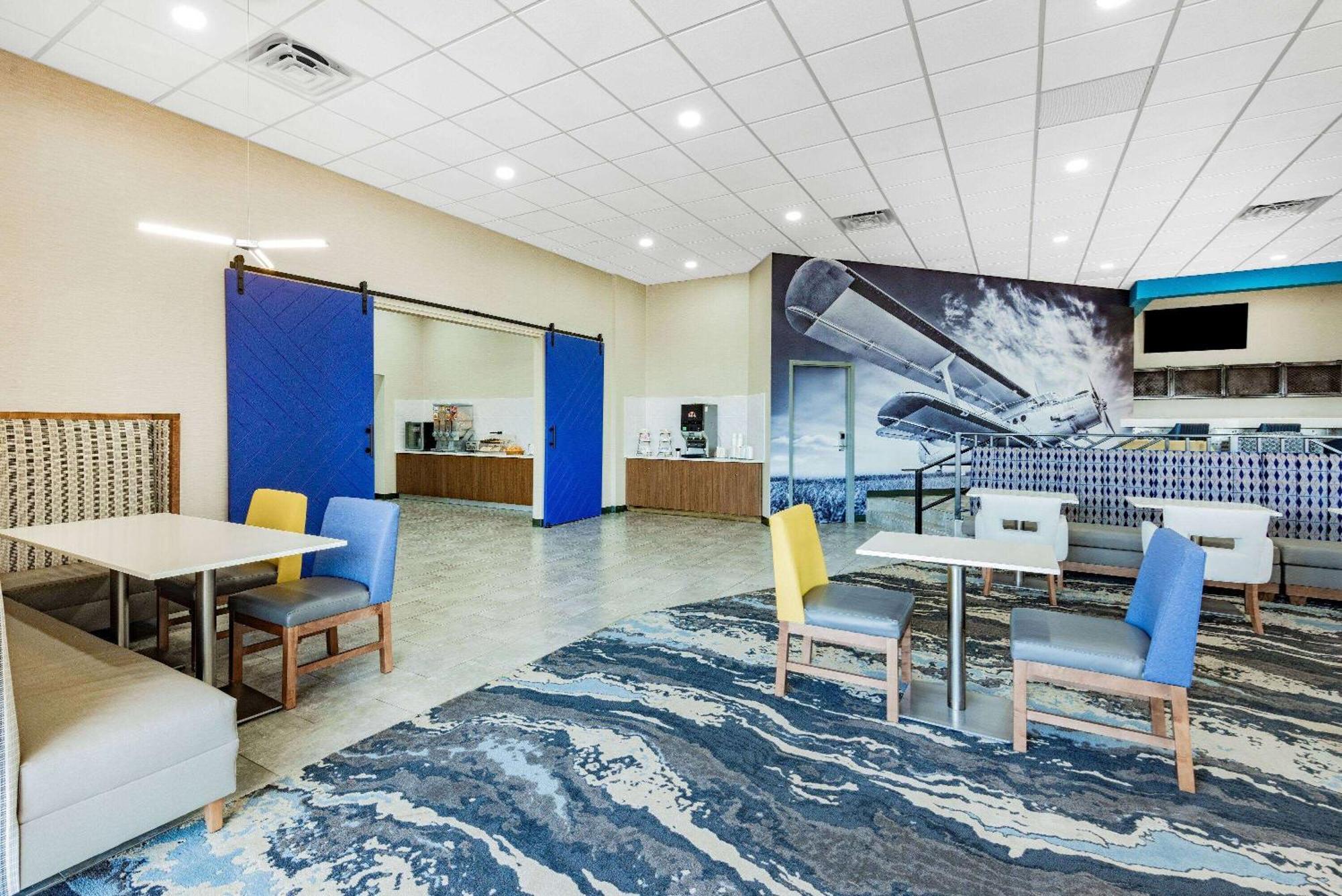 Wingate By Wyndham Wichita Airport Hotel Exterior foto