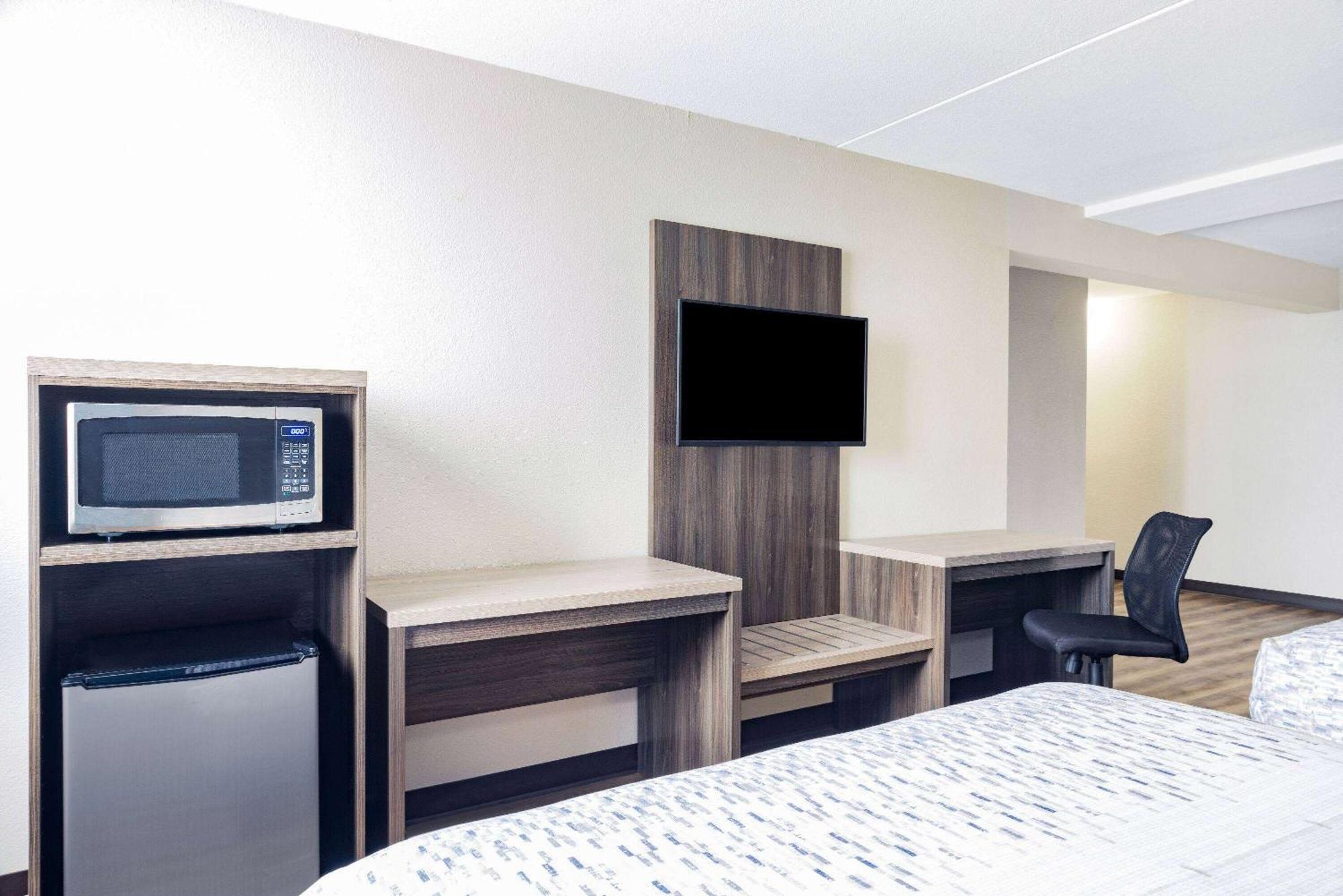 Wingate By Wyndham Wichita Airport Hotel Exterior foto