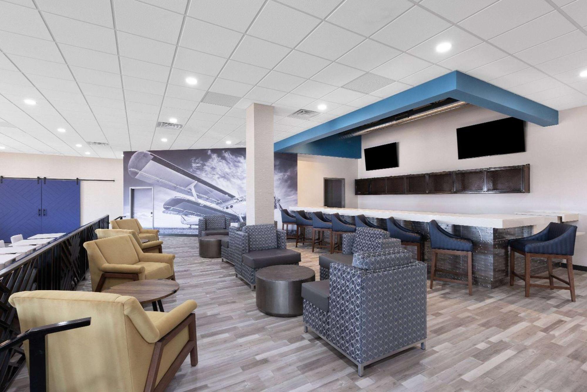 Wingate By Wyndham Wichita Airport Hotel Exterior foto