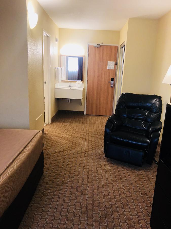 Wingate By Wyndham Wichita Airport Hotel Exterior foto