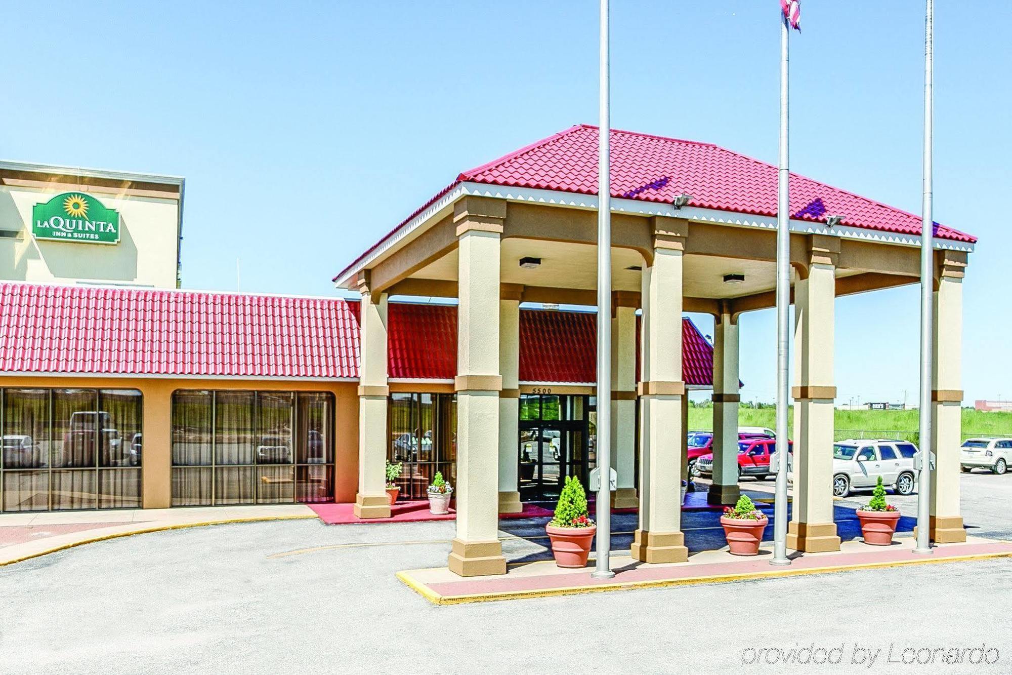 Wingate By Wyndham Wichita Airport Hotel Exterior foto