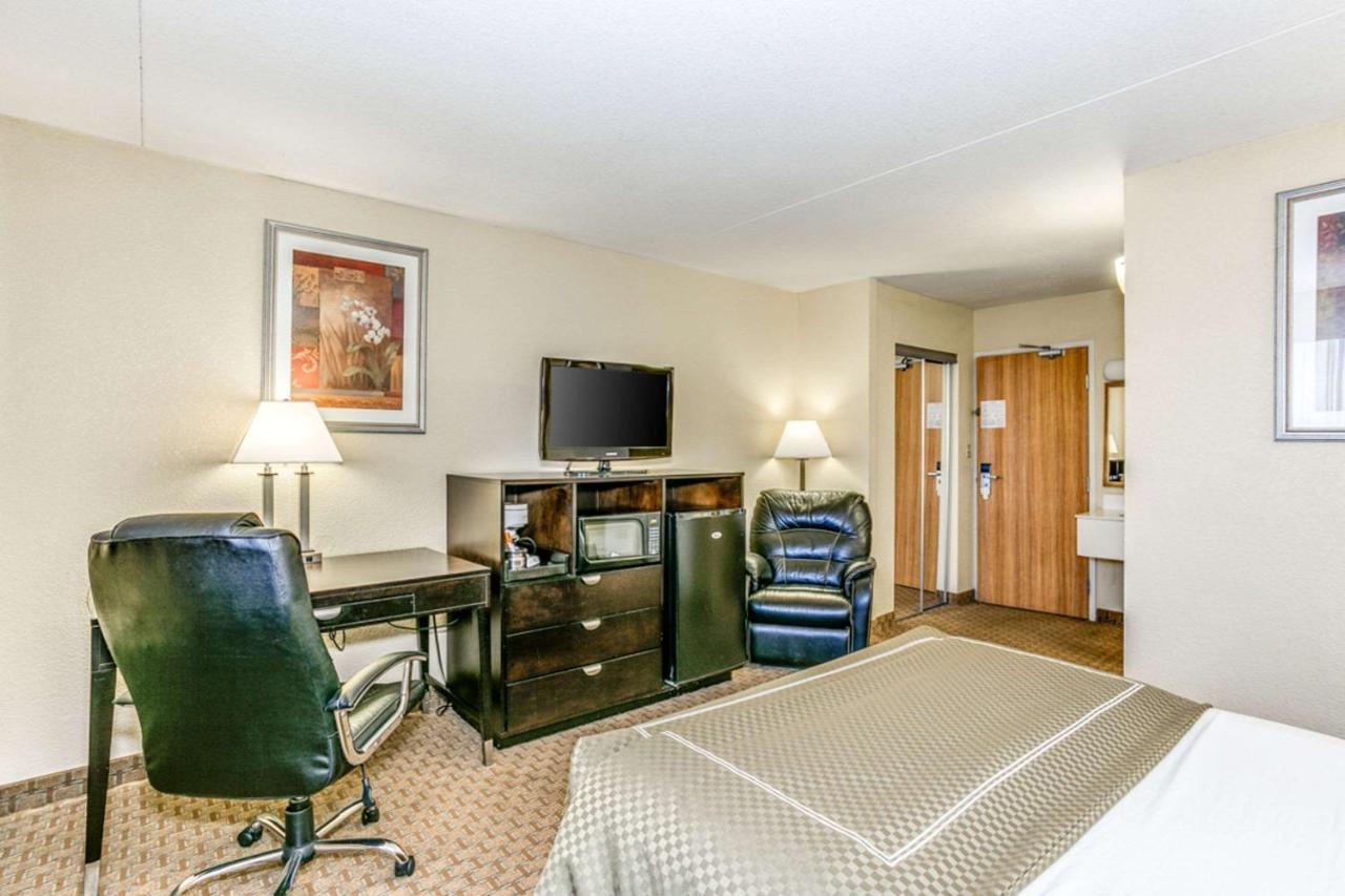 Wingate By Wyndham Wichita Airport Hotel Exterior foto