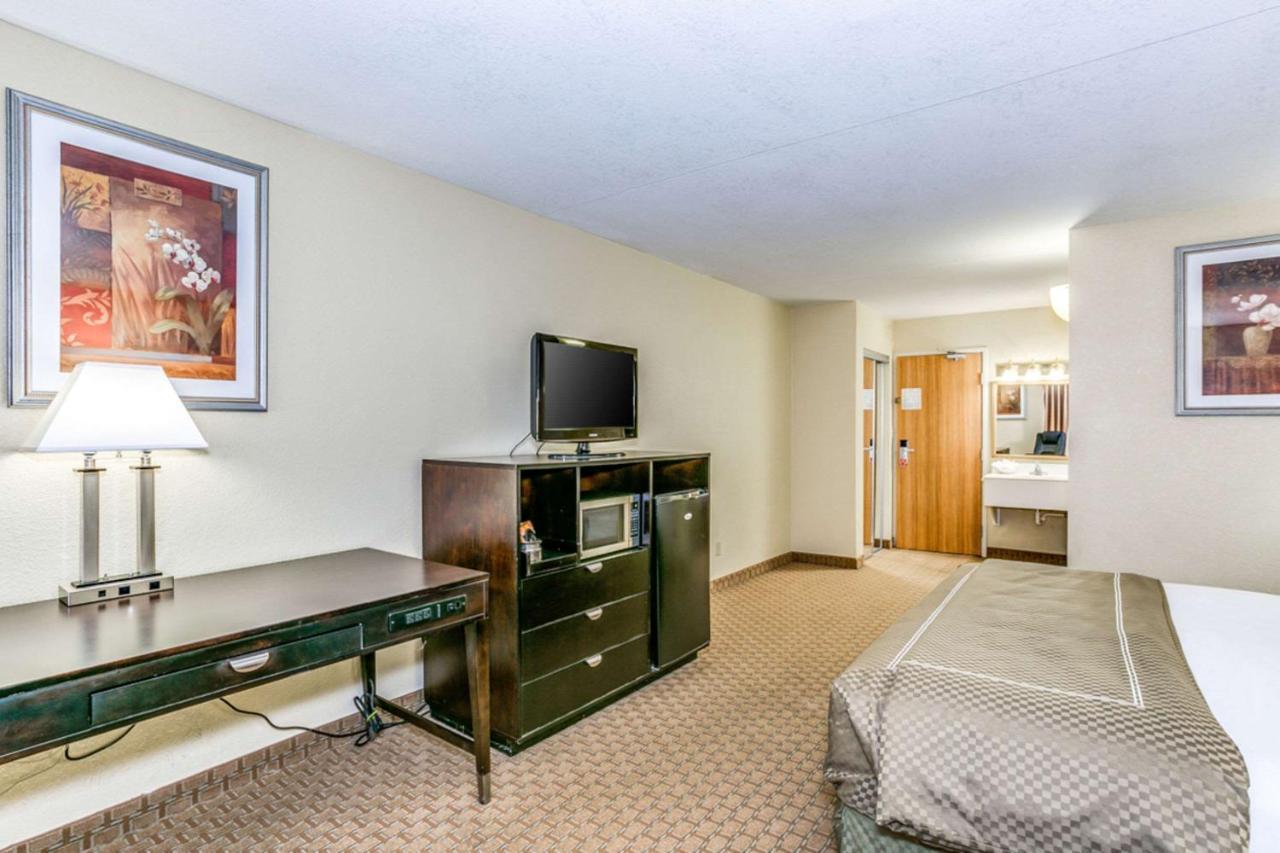 Wingate By Wyndham Wichita Airport Hotel Exterior foto