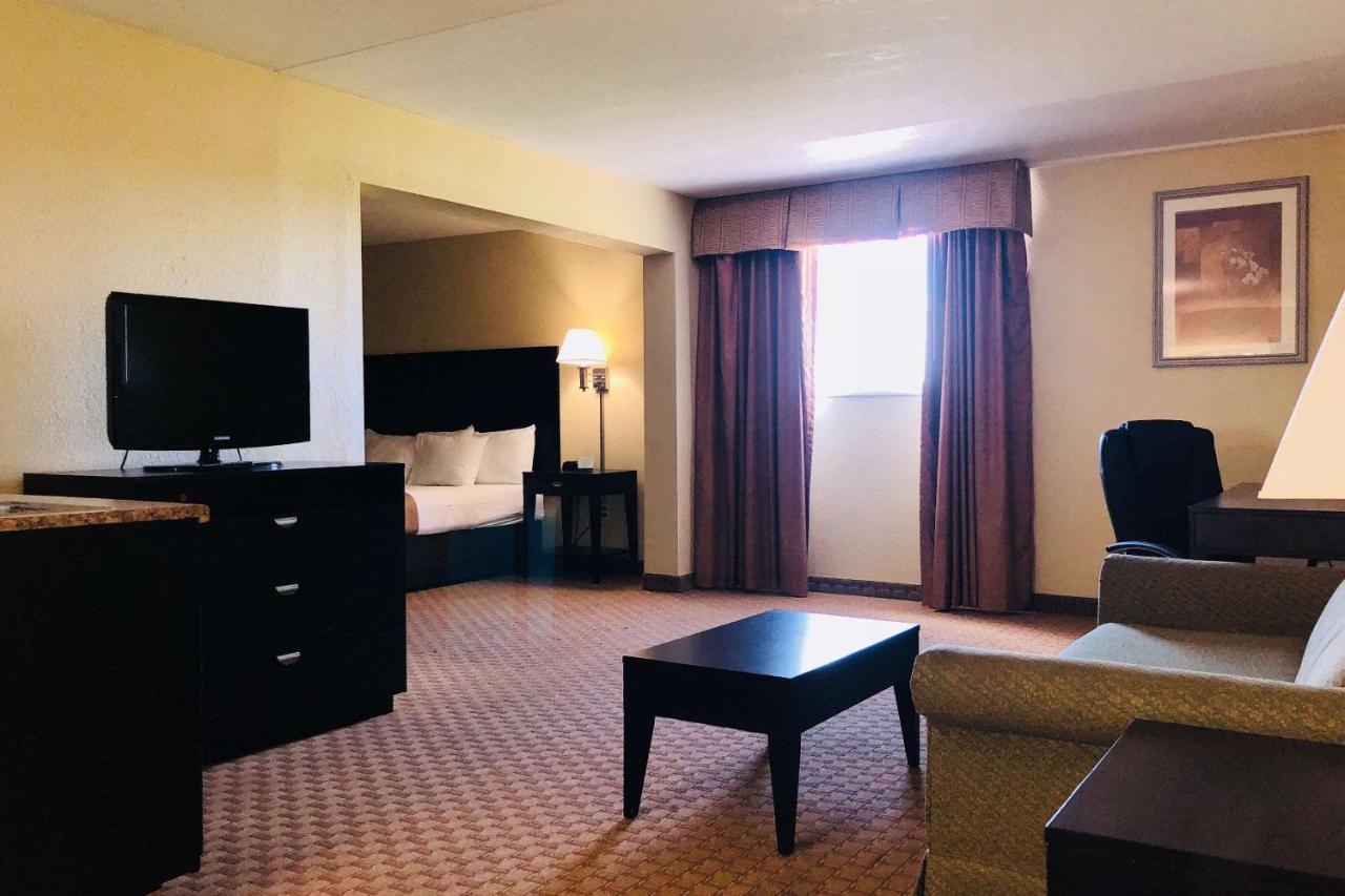 Wingate By Wyndham Wichita Airport Hotel Exterior foto