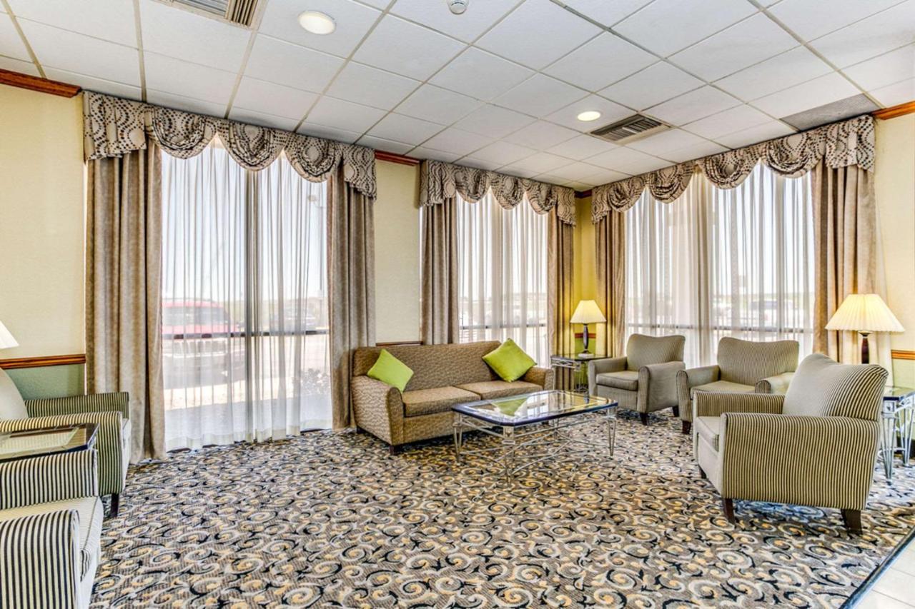 Wingate By Wyndham Wichita Airport Hotel Exterior foto