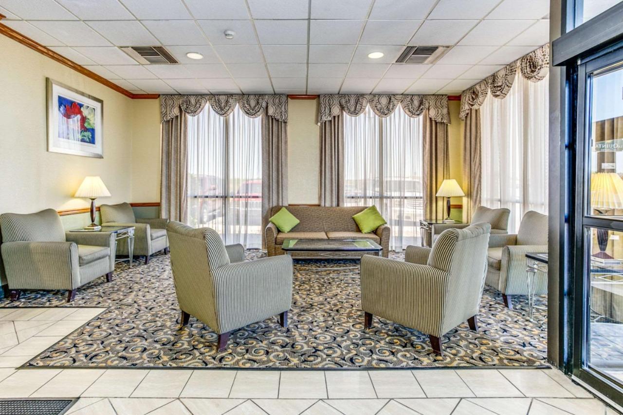 Wingate By Wyndham Wichita Airport Hotel Exterior foto